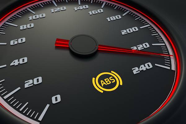 خطرات رانندگی با چراغ  ABS‌ روشن