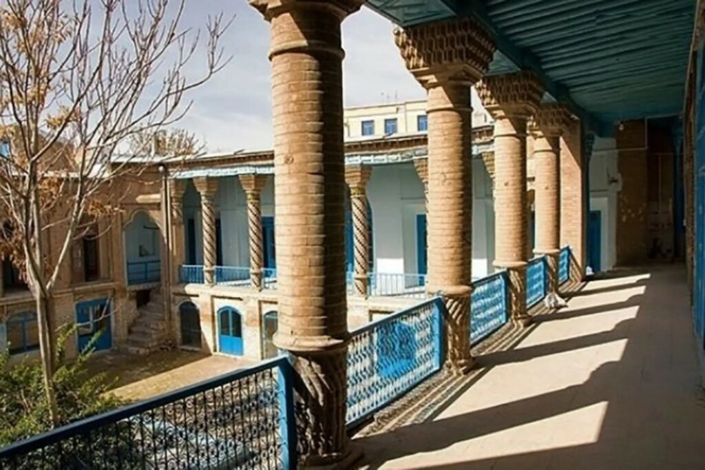 خانه خواجه باروخ جاهای دیدنی کرمانشاه در پاییز