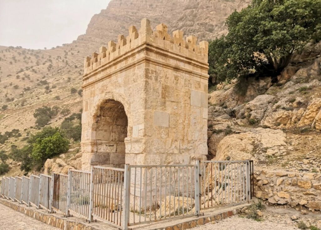 طاق گرا جاهای دیدنی کرمانشاه در پاییز