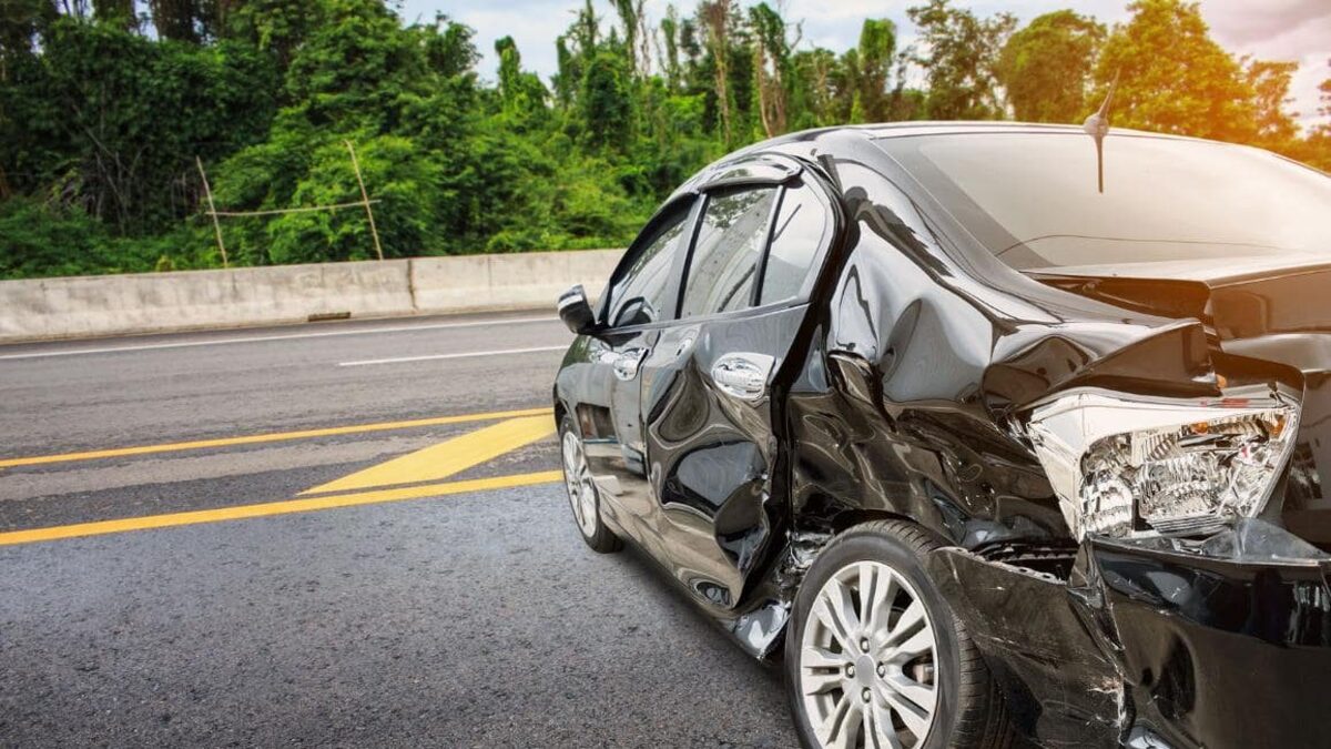 در تصادف اگر مقصر فرار کرد؛ چطور خسارت بگیریم؟