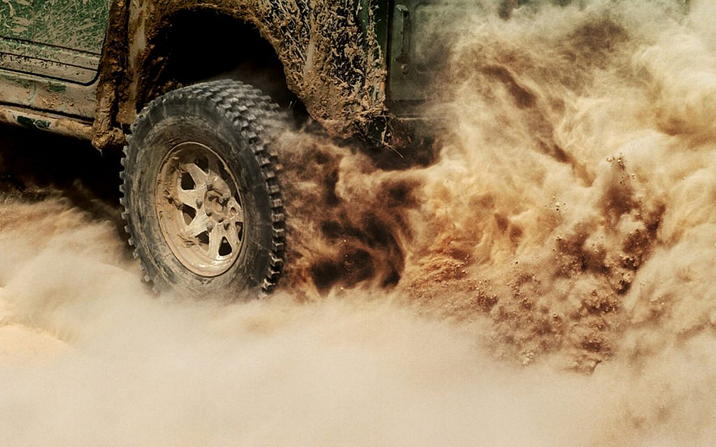 چرا خودرو در شن و ماسه و گل گیر میکند؟